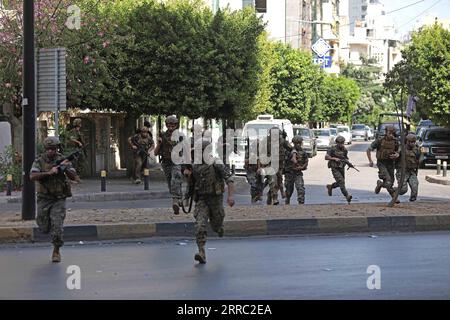 211014 -- BEIRUT, 14. Oktober 2021 -- Soldaten werden auf dem Gebiet der Zusammenstöße im Tayouneh-Gebiet in Beirut, Libanon, 14. Oktober 2021 gesehen. Das libanesische Rote Kreuz gab am Donnerstag bekannt, dass bei bewaffneten Auseinandersetzungen in der Hauptstadt Beirut fünf Menschen getötet und mehr als 30 weitere verletzt wurden, berichtete die Elnashra-Nachrichtenwebsite. Foto von /Xinhua LEBANON-BEIRUT-CLASHES-SHOOTING-SOLDIERS BilalxJawich PUBLICATIONxNOTxINxCHN Stockfoto