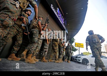 211014 -- BEIRUT, 14. Oktober 2021 -- Soldaten werden am 14. Oktober 2021 in der Gegend von Tayouneh in Beirut, Libanon, auf dem Gebiet der Zusammenstöße gesehen. Das libanesische Rote Kreuz gab am Donnerstag bekannt, dass bei bewaffneten Auseinandersetzungen in der Hauptstadt Beirut fünf Menschen getötet und mehr als 30 weitere verletzt wurden, berichtete die Elnashra-Nachrichtenwebsite. Foto von /Xinhua LEBANON-BEIRUT-CLASHES-SHOOTING-SOLDIERS BilalxJawich PUBLICATIONxNOTxINxCHN Stockfoto