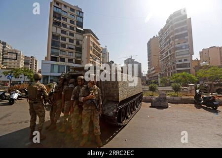 211014 -- BEIRUT, 14. Oktober 2021 -- Soldaten werden am 14. Oktober 2021 in der Gegend von Tayouneh in Beirut, Libanon, auf dem Gebiet der Zusammenstöße gesehen. Das libanesische Rote Kreuz gab am Donnerstag bekannt, dass bei bewaffneten Auseinandersetzungen in der Hauptstadt Beirut fünf Menschen getötet und mehr als 30 weitere verletzt wurden, berichtete die Elnashra-Nachrichtenwebsite. Foto von /Xinhua LEBANON-BEIRUT-CLASHES-SHOOTING-SOLDIERS BilalxJawich PUBLICATIONxNOTxINxCHN Stockfoto