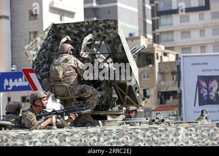 211014 -- BEIRUT, 14. Oktober 2021 -- Soldaten werden am 14. Oktober 2021 in der Gegend von Tayouneh in Beirut, Libanon, auf dem Gebiet der Zusammenstöße gesehen. Das libanesische Rote Kreuz gab am Donnerstag bekannt, dass bei bewaffneten Auseinandersetzungen in der Hauptstadt Beirut fünf Menschen getötet und mehr als 30 weitere verletzt wurden, berichtete die Elnashra-Nachrichtenwebsite. Foto von /Xinhua LEBANON-BEIRUT-CLASHES-SHOOTING-SOLDIERS BilalxJawich PUBLICATIONxNOTxINxCHN Stockfoto