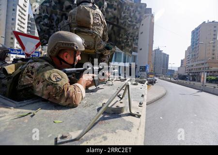 211014 -- BEIRUT, 14. Oktober 2021 -- Soldaten werden am 14. Oktober 2021 in der Gegend von Tayouneh in Beirut, Libanon, auf dem Gebiet der Zusammenstöße gesehen. Das libanesische Rote Kreuz gab am Donnerstag bekannt, dass bei bewaffneten Auseinandersetzungen in der Hauptstadt Beirut fünf Menschen getötet und mehr als 30 weitere verletzt wurden, berichtete die Elnashra-Nachrichtenwebsite. Foto von /Xinhua LEBANON-BEIRUT-CLASHES-SHOOTING-SOLDIERS BilalxJawich PUBLICATIONxNOTxINxCHN Stockfoto