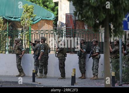 211014 -- BEIRUT, 14. Oktober 2021 -- Soldaten werden am 14. Oktober 2021 in der Gegend von Tayouneh in Beirut, Libanon, auf dem Gebiet der Zusammenstöße gesehen. Das libanesische Rote Kreuz gab am Donnerstag bekannt, dass bei bewaffneten Auseinandersetzungen in der Hauptstadt Beirut fünf Menschen getötet und mehr als 30 weitere verletzt wurden, berichtete die Elnashra-Nachrichtenwebsite. Foto von /Xinhua LEBANON-BEIRUT-CLASHES-SHOOTING-SOLDIERS BilalxJawich PUBLICATIONxNOTxINxCHN Stockfoto