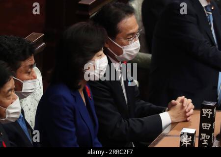 211014 -- TOKIO, 14. Oktober 2021 -- der japanische Premierminister Fumio Kishida 1. R nimmt am 14. Oktober 2021 an einem Treffen des Repräsentantenhauses in Tokio, Japan, Teil. Der japanische Premierminister Fumio Kishida löste das Repräsentantenhaus am Donnerstag für eine bevorstehende Parlamentswahl auf und forderte das japanische Volk auf, Unterstützung zu leisten, da er ein öffentliches Mandat für seine letzte Woche gebildete Regierung anstrebt. JAPAN-TOKIO-REPRÄSENTANTENHAUS-AUFGELÖST CN DUXXIAOYI PUBLICATIONXNOTXINXCHN Stockfoto