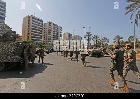 211014 -- BEIRUT, 14. Oktober 2021 -- Soldaten werden am 14. Oktober 2021 in der Gegend von Tayouneh in Beirut, Libanon, auf dem Gebiet der Zusammenstöße gesehen. Das libanesische Rote Kreuz gab am Donnerstag bekannt, dass bei bewaffneten Auseinandersetzungen in der Hauptstadt Beirut fünf Menschen getötet und mehr als 30 weitere verletzt wurden, berichtete die Elnashra-Nachrichtenwebsite. Foto von /Xinhua LEBANON-BEIRUT-CLASHES-SHOOTING-SOLDIERS BilalxJawich PUBLICATIONxNOTxINxCHN Stockfoto