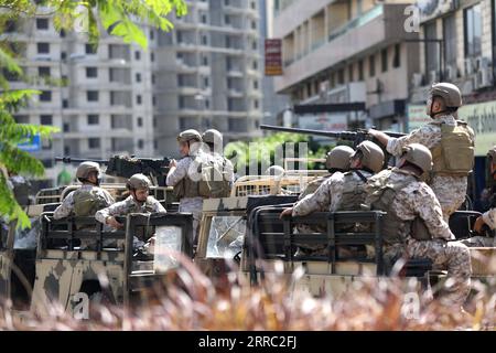 211014 -- BEIRUT, 14. Oktober 2021 -- Soldaten werden am 14. Oktober 2021 in der Gegend von Tayouneh in Beirut, Libanon, auf dem Gebiet der Zusammenstöße gesehen. Das libanesische Rote Kreuz gab am Donnerstag bekannt, dass bei bewaffneten Auseinandersetzungen in der Hauptstadt Beirut fünf Menschen getötet und mehr als 30 weitere verletzt wurden, berichtete die Elnashra-Nachrichtenwebsite. Foto von /Xinhua LEBANON-BEIRUT-CLASHES-SHOOTING-SOLDIERS BilalxJawich PUBLICATIONxNOTxINxCHN Stockfoto