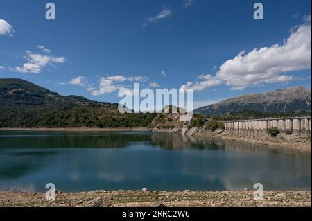 Der Montagna Spaccata See ist ein kleiner künstlicher See an der südlichen Grenze der Abruzzen. Es liegt vollständig in der Provinz L'Aquila, im m Stockfoto