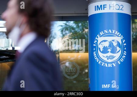 211015 WASHINGTON, 15. Oktober 2021 Menschen gehen am IWF