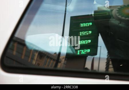 211015 -- PARIS, 15. Oktober 2021 -- die Preise für Benzin und Diesel spiegeln sich auf dem Fenster eines Autos vor einer Tankstelle in Paris, Frankreich, 15. Oktober 2021. Die französische Regierung wird zusätzliche Maßnahmen zur Bekämpfung des anhaltenden Anstiegs der Energiepreise festlegen, kündigte der französische Präsident Emmanuel Macron am Donnerstag an. Der französische Premierminister kündigte außerdem an, rund 6 Millionen Haushalten mit niedrigem Einkommen einen außergewöhnlichen Energiecheck von 100 Euro anzubieten. FRANCE-PARIS-ENERGY-PRICES GaoxJing PUBLICATIONxNOTxINxCHN Stockfoto
