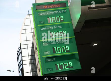 211015 -- PARIS, 15. Oktober 2021 -- die Preise für Benzin und Diesel sind auf einem Schild am Eingang einer Tankstelle in Paris, Frankreich, 15. Oktober 2021 zu sehen. Die französische Regierung wird zusätzliche Maßnahmen zur Bekämpfung des anhaltenden Anstiegs der Energiepreise festlegen, kündigte der französische Präsident Emmanuel Macron am Donnerstag an. Der französische Premierminister kündigte außerdem an, rund 6 Millionen Haushalten mit niedrigem Einkommen einen außergewöhnlichen Energiecheck von 100 Euro anzubieten. FRANCE-PARIS-ENERGY-PRICES GaoxJing PUBLICATIONxNOTxINxCHN Stockfoto