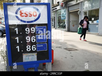 211015 -- PARIS, 15. Oktober 2021 -- die Preise für Benzin und Diesel sind auf einem Schild am Eingang einer Tankstelle in Paris, Frankreich, 15. Oktober 2021 zu sehen. Die französische Regierung wird zusätzliche Maßnahmen zur Bekämpfung des anhaltenden Anstiegs der Energiepreise festlegen, kündigte der französische Präsident Emmanuel Macron am Donnerstag an. Der französische Premierminister kündigte außerdem an, rund 6 Millionen Haushalten mit niedrigem Einkommen einen außergewöhnlichen Energiecheck von 100 Euro anzubieten. FRANCE-PARIS-ENERGY-PRICES GaoxJing PUBLICATIONxNOTxINxCHN Stockfoto