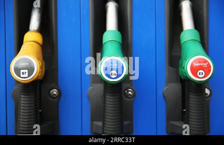 211015 -- PARIS, 15. Oktober 2021 -- Treibstoffkanonen werden an einer Tankstelle in Paris, Frankreich, 15. Oktober 2021 gesehen. Die französische Regierung wird zusätzliche Maßnahmen zur Bekämpfung des anhaltenden Anstiegs der Energiepreise festlegen, kündigte der französische Präsident Emmanuel Macron am Donnerstag an. Der französische Premierminister kündigte außerdem an, rund 6 Millionen Haushalten mit niedrigem Einkommen einen außergewöhnlichen Energiecheck von 100 Euro anzubieten. FRANCE-PARIS-ENERGY-PRICES GaoxJing PUBLICATIONxNOTxINxCHN Stockfoto