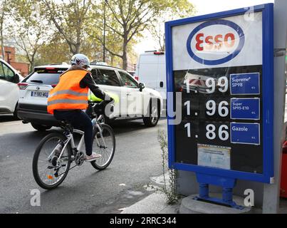 211015 -- PARIS, 15. Oktober 2021 -- die Preise für Benzin und Diesel sind auf einem Schild am Eingang einer Tankstelle in Paris, Frankreich, 15. Oktober 2021 zu sehen. Die französische Regierung wird zusätzliche Maßnahmen zur Bekämpfung des anhaltenden Anstiegs der Energiepreise festlegen, kündigte der französische Präsident Emmanuel Macron am Donnerstag an. Der französische Premierminister kündigte außerdem an, rund 6 Millionen Haushalten mit niedrigem Einkommen einen außergewöhnlichen Energiecheck von 100 Euro anzubieten. FRANCE-PARIS-ENERGY-PRICES GaoxJing PUBLICATIONxNOTxINxCHN Stockfoto