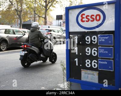 211015 -- PARIS, 15. Oktober 2021 -- die Preise für Benzin und Diesel sind auf einem Schild am Eingang einer Tankstelle in Paris, Frankreich, 15. Oktober 2021 zu sehen. Die französische Regierung wird zusätzliche Maßnahmen zur Bekämpfung des anhaltenden Anstiegs der Energiepreise festlegen, kündigte der französische Präsident Emmanuel Macron am Donnerstag an. Der französische Premierminister kündigte außerdem an, rund 6 Millionen Haushalten mit niedrigem Einkommen einen außergewöhnlichen Energiecheck von 100 Euro anzubieten. FRANCE-PARIS-ENERGY-PRICES GaoxJing PUBLICATIONxNOTxINxCHN Stockfoto