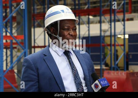 211015 -- ENTEBBE UGANDA, 15. Oktober 2021 -- Ayub Sooma, Direktor für Flughäfen und Luftsicherheit bei der Uganda Civil Aviation Authority, beantwortet Fragen während eines Interviews am Entebbe International Airport in Entebbe, Uganda, am 6. Oktober 2021. Auf dem Asphalt des internationalen Flughafens Entebbe in Uganda am Ufer des Viktoriasees haben chinesische Techniker und ihre ugandischen Kollegen die Schürzen beim ein- und Ausfliegen von Flugzeugen noch einmal in den letzten Schliff gebracht. Der 70 Jahre alte Flughafen, der 1951 von den britischen Kolonialmeistern eröffnet wurde, wurde Anfang der 1970er Jahre renoviert und wird heute von den britischen Kolonialmeistern finanziert Stockfoto