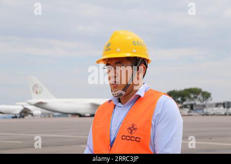 211015 -- ENTEBBE UGANDA, 15. Oktober 2021 -- Li Qinpu, Projektmanager der China Communications Construction Company CCCC, beantwortet Fragen während eines Interviews am Entebbe International Airport in Entebbe, Uganda, am 6. Oktober 2021. Auf dem Asphalt des internationalen Flughafens Entebbe in Uganda am Ufer des Viktoriasees haben chinesische Techniker und ihre ugandischen Kollegen die Schürzen beim ein- und Ausfliegen von Flugzeugen noch einmal in den letzten Schliff gebracht. Der 70 Jahre alte Flughafen, der 1951 von den britischen Kolonialmeistern eröffnet wurde, Anfang der 1970er Jahre renoviert wurde und jetzt von China finanziert wird, ist Uga Stockfoto