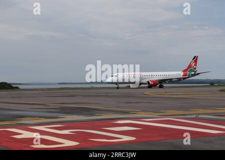 211015 -- ENTEBBE UGANDA, 15. Oktober 2021 -- Ein Flugzeug von Kenya Airways fährt am 6. Oktober 2021 auf der neu asphaltierten Landebahn des Entebbe International Airport in Entebbe, Uganda. Auf dem Asphalt des internationalen Flughafens Entebbe in Uganda am Ufer des Viktoriasees haben chinesische Techniker und ihre ugandischen Kollegen die Schürzen beim ein- und Ausfliegen von Flugzeugen noch einmal in den letzten Schliff gebracht. Der 70 Jahre alte Flughafen, der 1951 von den britischen Kolonialmeistern eröffnet wurde, Anfang der 1970er Jahre renoviert wurde und jetzt von China finanziert wird, ist Ugandas wichtigstes Tor zur Welt. ZU diesem Feature: China Re Stockfoto