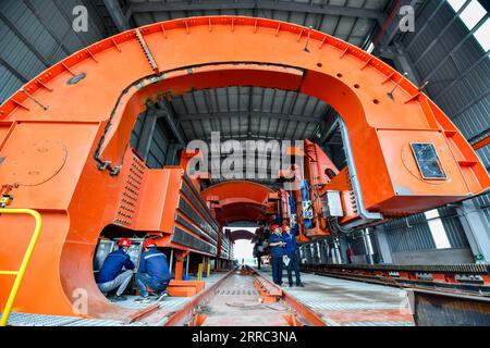 211016 -- QIAN AN, 16. Oktober 2021 -- Ingenieure überprüfen die Ausrüstung auf der Baustelle eines Straßen-zu-Schienen-Projekts in Qian an Ctiy, nordchinesische Provinz Hebei, 16. September 2021. Qian an in der Provinz Hebei ist ein wichtiger Bezirk in der Stahlindustrie in Nordchina, mit einer großen Nachfrage nach Rohstoffen wie Eisenerz, Kohle und Koks. Um die Verschmutzung und die Verkehrsüberlastung durch den Straßentransport von Massengütern zu verringern, wurden spezielle Eisenbahnlinien für wichtige Eisen- und Stahlunternehmen im Rahmen eines Road-to-Rail-Systems gebaut, das den Weg für eine umweltfreundlichere und effizientere Lo ebnete Stockfoto