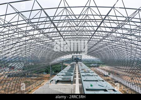 211016 -- QIAN AN, 16. Oktober 2021 -- Luftaufnahme aufgenommen am 16. September 2021 zeigt die Baustelle eines Straßen-zu-Schienen-Projekts in Qian an Ctiy, nordchinesische Provinz Hebei. Qian an in der Provinz Hebei ist ein wichtiger Bezirk in der Stahlindustrie in Nordchina, mit einer großen Nachfrage nach Rohstoffen wie Eisenerz, Kohle und Koks. Um die Verschmutzung und die Verkehrsüberlastung durch den Straßentransport von Massengütern zu verringern, wurden spezielle Eisenbahnlinien für wichtige Eisen- und Stahlunternehmen im Rahmen eines „Road-to-Rail“-Systems gebaut, das den Weg für eine umweltfreundlichere und effizientere logistik ebnete Stockfoto