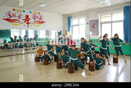 211016 -- QIAN AN, 16. Oktober 2021 -- Schüler üben Tanz an einer Grundschule in der Stadt Qian an in der nordchinesischen Provinz Hebei, 15. Oktober 2021. Viele Grund- und Mittelschulen in Qian an haben verschiedene Arten von Studentenvereinen und Hobbygruppen eingerichtet, um diversifizierte Dienstleistungen nach dem Unterricht anbieten zu können. CHINA-HEBEI-QIAN AN-AFTER-CLASS-DIENSTLEISTUNGEN CN JINXHAOYUAN PUBLICATIONXNOTXINXCHN Stockfoto