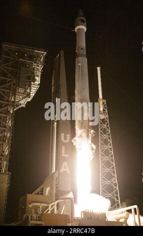 211016 -- CAPE CANAVERAL U.S., 16. Oktober 2021 -- Eine Rakete der United Launch Alliance Atlas V 401 mit dem Lucy-Raumfahrzeug startet am 16. Oktober 2021 vom Space Launch Complex-41 auf der Cape Canaveral Space Force Station in Florida, USA. Die US-amerikanische National Aeronautics and Space Administration NASA startete am Samstag ihr Lucy-Raumschiff auf einer 12-jährigen Reise, um Jupiters Trojanische Asteroiden zu erforschen und die Geheimnisse des Sonnensystems zu entschlüsseln. /Handout über Xinhua U.S.-FLORIDA-CAPE CANAVERAL-LUCY RAUMFAHRZEUG-START BillxIngalls/NASA PUBLICATIONxNOTxINxCHN Stockfoto