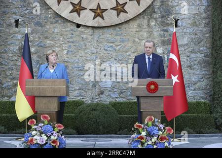 211016 -- ISTANBUL, 16. Oktober 2021 -- der türkische Präsident Recep Tayyip Erdogan R und die scheidende deutsche Bundeskanzlerin Angela Merkel nehmen am 16. Oktober 2021 an einer gemeinsamen Pressekonferenz in Istanbul, Türkei, Teil. Der türkische Präsident Recep Tayyip Erdogan und die scheidende deutsche Bundeskanzlerin Angela Merkel hielten am Samstag in Istanbul Abschiedsgespräche ab. TÜRKEI-ISTANBUL-PRÄSIDENT-DEUTSCHLAND-BUNDESKANZLERTREFFEN XINHUA PUBLICATIONXNOTXINXCHN Stockfoto