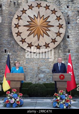 211016 -- ISTANBUL, 16. Oktober 2021 -- der türkische Präsident Recep Tayyip Erdogan R und die scheidende deutsche Bundeskanzlerin Angela Merkel nehmen am 16. Oktober 2021 an einer gemeinsamen Pressekonferenz in Istanbul, Türkei, Teil. Der türkische Präsident Recep Tayyip Erdogan und die scheidende deutsche Bundeskanzlerin Angela Merkel hielten am Samstag in Istanbul Abschiedsgespräche ab. TÜRKEI-ISTANBUL-PRÄSIDENT-DEUTSCHLAND-BUNDESKANZLERTREFFEN XINHUA PUBLICATIONXNOTXINXCHN Stockfoto