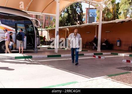 Marrakesch, Marokko - 28. August 2023 Personen, die in einem Supratours-Bus zwischen Marrakesch und Agadir reisen. Der Preis ist günstig und der Service exzellent. Stockfoto