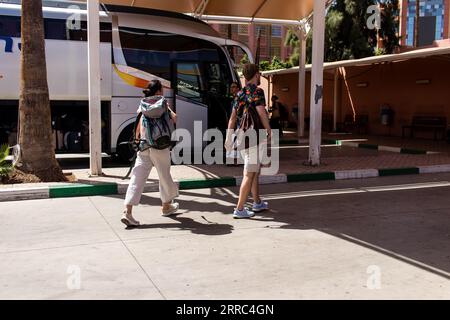 Marrakesch, Marokko - 28. August 2023 Personen, die in einem Supratours-Bus zwischen Marrakesch und Agadir reisen. Der Preis ist günstig und der Service exzellent. Stockfoto