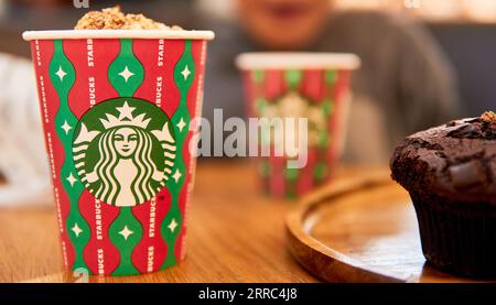 Starbucks Christmas Special Edition Kaffee auf einer Einwegpapiertasse Stockfoto