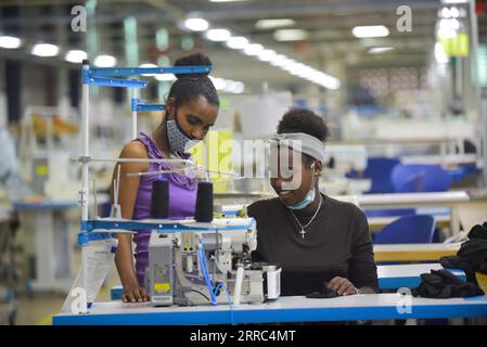 211017 -- HAWASSA ÄTHIOPIEN, 17. Oktober 2021 -- Menschen arbeiten in einer Textilfabrik im Hawassa Industrial Park in Hawassa, Äthiopien, am 12. Oktober 2021. ZU DIESEM Feature: Angst vor Arbeitsplatzverlusten zeichnet sich ab, als die USA ÄTHIOPIEN aus dem AGOA ETHIOPIA-HAWASSA-INDUSTRIAL PARK MichaelxTewelde PUBLICATIONxNOTxINxCHN schneiden Stockfoto