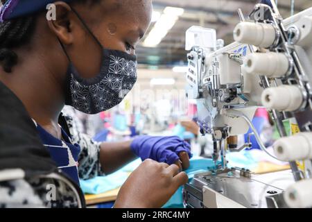 211017 -- HAWASSA ÄTHIOPIEN, 17. Oktober 2021 -- Eine Frau arbeitet am 12. Oktober 2021 in einer Textilfabrik im Hawassa Industrial Park in Hawassa, Äthiopien. ZU DIESEM Feature: Angst vor Arbeitsplatzverlusten zeichnet sich ab, als die USA ÄTHIOPIEN aus dem AGOA ETHIOPIA-HAWASSA-INDUSTRIAL PARK MichaelxTewelde PUBLICATIONxNOTxINxCHN schneiden Stockfoto