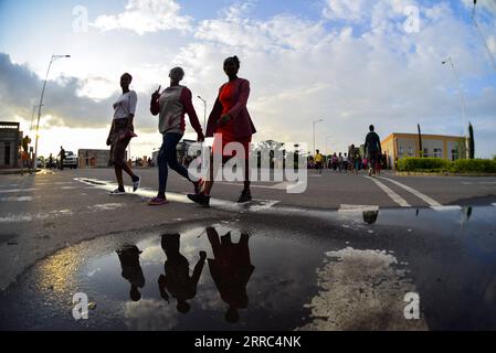 211017 -- HAWASSA ÄTHIOPIEN, 17. Oktober 2021 -- Menschen gehen am 12. Oktober 2021 im Hawassa Industrial Park in Hawassa, Äthiopien. ZU DIESEM Feature: Angst vor Arbeitsplatzverlusten zeichnet sich ab, als die USA ÄTHIOPIEN aus dem AGOA ETHIOPIA-HAWASSA-INDUSTRIAL PARK MichaelxTewelde PUBLICATIONxNOTxINxCHN schneiden Stockfoto