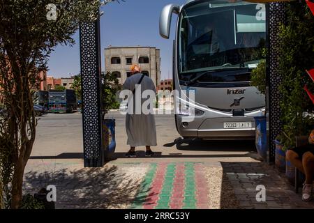 Marrakesch, Marokko - 28. August 2023 Personen, die in einem Supratours-Bus zwischen Marrakesch und Agadir reisen. Der Preis ist günstig und der Service exzellent. Stockfoto