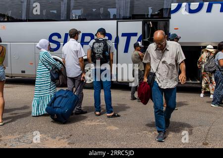 Marrakesch, Marokko - 28. August 2023 Personen, die in einem Supratours-Bus zwischen Marrakesch und Agadir reisen. Der Preis ist günstig und der Service exzellent. Stockfoto