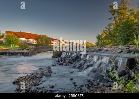 Großes Wehr in Budweis mit blauem Himmel und kleinen Gebäuden auf dem Land bei Sonnenuntergang am heißen Abend Stockfoto