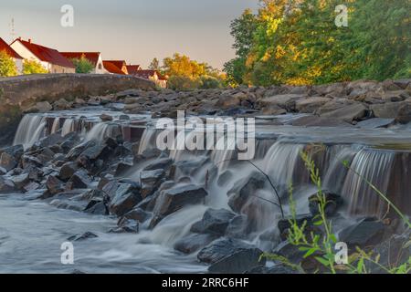 Großes Wehr in Budweis mit blauem Himmel und kleinen Gebäuden auf dem Land bei Sonnenuntergang am heißen Abend Stockfoto