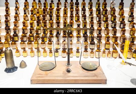 Grasse, Frankreich - August 2022: Sammlung von alten Parfüms im Labor mit Vintage-Balance Stockfoto