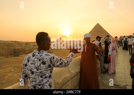 211022 -- KAIRO, 22. Oktober 2021 -- Touristen machen Fotos während des Besuchs der Pyramiden von Gizeh in Ägypten am 21. Oktober 2021. Ägypten ist in die Touristensaison eingetreten, da das Wetter kühler wird, und internationale Flüge in das Land, die aufgrund von COVID-19 ausgesetzt sind, werden allmählich wieder aufgenommen. Die Pyramiden von Gizeh werden von immer mehr Touristen besucht. ÄGYPTEN-GIZEH-PYRAMIDEN-TOURISMUS-ERHOLUNG SuixXiankai PUBLICATIONxNOTxINxCHN Stockfoto