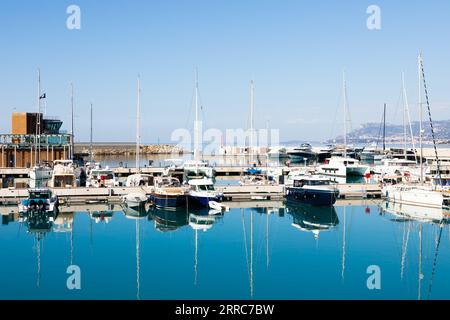 Ventimiglia, Italien - August 2022: Der Hafen von Cala del Forte, brandneues, hochmodernes Yachthafen-Hotel von Monte Carlo Stockfoto