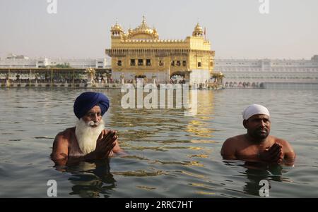 211022 -- AMRITSAR, 22. Oktober 2021 -- Devotees nehmen ein heiliges Bad im heiligen Teich des Goldenen Tempels, dem heiligsten der Sikh-Schreine, anlässlich des Geburtsjubiläums des vierten Sikh-Gurus in Amritsar, Indiens nördlichem Bundesstaat Punjab, 22. Oktober 2021. STR/Xinhua INDIA-PUNJAB-AMRITSAR-SIKH-GURU-GEBURTSTAG JavedxDar PUBLICATIONxNOTxINxCHN Stockfoto