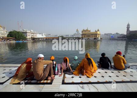 211022 -- AMRITSAR, 22. Oktober 2021 -- Devotees besuchen den Goldenen Tempel, den heiligsten der Sikh-Schreine, anlässlich des Geburtsjubiläums des vierten Sikh-Gurus in Amritsar, Indiens nördlichem Bundesstaat Punjab, 22. Oktober 2021. STR/Xinhua INDIA-PUNJAB-AMRITSAR-SIKH-GURU-GEBURTSTAG JavedxDar PUBLICATIONxNOTxINxCHN Stockfoto