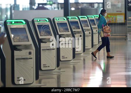 211022 -- BANGKOK, 22. Oktober 2021 -- Ein Reisender läuft am 22. Oktober 2021 an Selbstbedienungskiosken am internationalen Flughafen Suvarnabhumi in Bangkok, Thailand vorbei. Thailand kündigte am späten Donnerstag an, dass geimpfte Besucher aus 46 Ländern und Regionen mit geringem Risiko ab November ohne Quarantäne nach Thailand einreisen dürfen. THAILAND-BANGKOK-COVID-19-VISITORS-MEASURES RachenxSageamsak PUBLICATIONxNOTxINxCHN Stockfoto