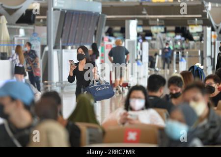 211022 -- BANGKOK, 22. Oktober 2021 -- Reisende werden am internationalen Flughafen Suvarnabhumi in Bangkok, Thailand, am 22. Oktober 2021 gesehen. Thailand kündigte am späten Donnerstag an, dass geimpfte Besucher aus 46 Ländern und Regionen mit geringem Risiko ab November ohne Quarantäne nach Thailand einreisen dürfen. THAILAND-BANGKOK-COVID-19-VISITORS-MEASURES RachenxSageamsak PUBLICATIONxNOTxINxCHN Stockfoto