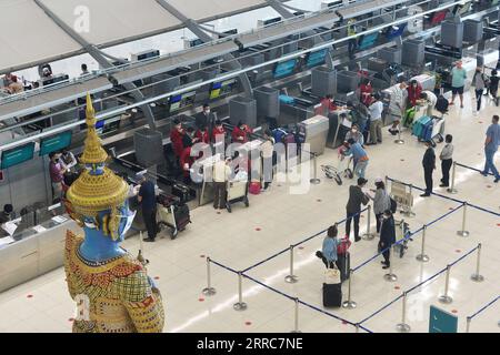 211022 -- BANGKOK, 22. Oktober 2021 -- Reisende werden am internationalen Flughafen Suvarnabhumi in Bangkok, Thailand, am 22. Oktober 2021 gesehen. Thailand kündigte am späten Donnerstag an, dass geimpfte Besucher aus 46 Ländern und Regionen mit geringem Risiko ab November ohne Quarantäne nach Thailand einreisen dürfen. THAILAND-BANGKOK-COVID-19-VISITORS-MEASURES RachenxSageamsak PUBLICATIONxNOTxINxCHN Stockfoto