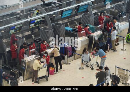 211022 -- BANGKOK, 22. Oktober 2021 -- Reisende werden am internationalen Flughafen Suvarnabhumi in Bangkok, Thailand, am 22. Oktober 2021 gesehen. Thailand kündigte am späten Donnerstag an, dass geimpfte Besucher aus 46 Ländern und Regionen mit geringem Risiko ab November ohne Quarantäne nach Thailand einreisen dürfen. THAILAND-BANGKOK-COVID-19-VISITORS-MEASURES RachenxSageamsak PUBLICATIONxNOTxINxCHN Stockfoto