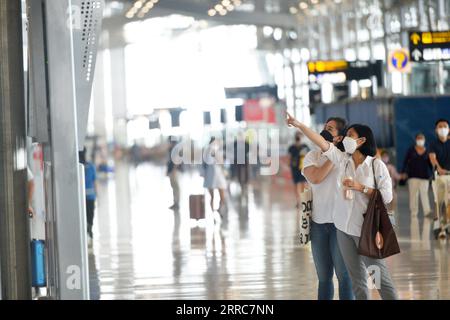 211022 -- BANGKOK, 22. Oktober 2021 -- Reisende werden am internationalen Flughafen Suvarnabhumi in Bangkok, Thailand, am 22. Oktober 2021 gesehen. Thailand kündigte am späten Donnerstag an, dass geimpfte Besucher aus 46 Ländern und Regionen mit geringem Risiko ab November ohne Quarantäne nach Thailand einreisen dürfen. THAILAND-BANGKOK-COVID-19-VISITORS-MEASURES RachenxSageamsak PUBLICATIONxNOTxINxCHN Stockfoto