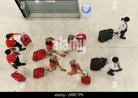 211022 -- BANGKOK, 22. Oktober 2021 -- Besatzungsmitglieder werden am 22. Oktober 2021 auf dem internationalen Flughafen Suvarnabhumi in Bangkok, Thailand, gesehen. Thailand kündigte am späten Donnerstag an, dass geimpfte Besucher aus 46 Ländern und Regionen mit geringem Risiko ab November ohne Quarantäne nach Thailand einreisen dürfen. THAILAND-BANGKOK-COVID-19-VISITORS-MEASURES RachenxSageamsak PUBLICATIONxNOTxINxCHN Stockfoto