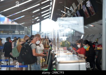 211022 -- BANGKOK, 22. Oktober 2021 -- Reisende checken am 22. Oktober 2021 am internationalen Flughafen Suvarnabhumi in Bangkok, Thailand, ein. Thailand kündigte am späten Donnerstag an, dass geimpfte Besucher aus 46 Ländern und Regionen mit geringem Risiko ab November ohne Quarantäne nach Thailand einreisen dürfen. THAILAND-BANGKOK-COVID-19-VISITORS-MEASURES RachenxSageamsak PUBLICATIONxNOTxINxCHN Stockfoto