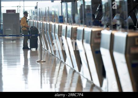 211022 -- BANGKOK, 22. Oktober 2021 -- Ein Reisender wird am 22. Oktober 2021 am internationalen Flughafen Suvarnabhumi in Bangkok, Thailand, gesehen. Thailand kündigte am späten Donnerstag an, dass geimpfte Besucher aus 46 Ländern und Regionen mit geringem Risiko ab November ohne Quarantäne nach Thailand einreisen dürfen. THAILAND-BANGKOK-COVID-19-VISITORS-MEASURES RachenxSageamsak PUBLICATIONxNOTxINxCHN Stockfoto