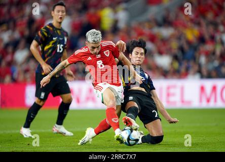 Wales' Harry Wilson wird von Südkoreas Seol Young-woo (rechts) während des Freundschaftsspiels im Cardiff City Stadium in Cardiff angegriffen. Bilddatum: Donnerstag, 7. September 2023. Stockfoto